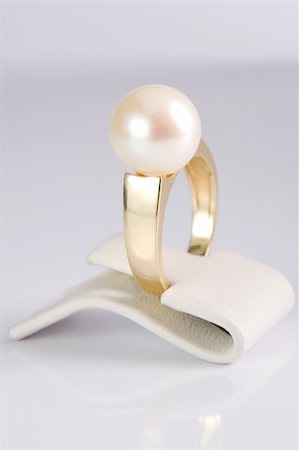 simsearch:400-04499320,k - Gold ring with pearl on white Fotografie stock - Microstock e Abbonamento, Codice: 400-04304150