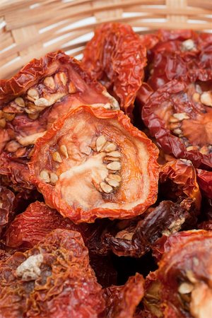 sonnengetrocknet - Italian sun dried tomatoes in a basket Stockbilder - Microstock & Abonnement, Bildnummer: 400-04304283