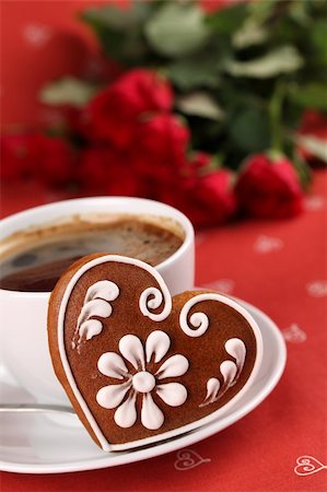 Gingerbread heart with coffee and red roses on red background. Shallow dof Foto de stock - Royalty-Free Super Valor e Assinatura, Número: 400-04304598