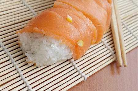 simsearch:400-08192842,k - Closeup photo of salmon sushi and chopsticks on bamboo mat Foto de stock - Super Valor sin royalties y Suscripción, Código: 400-04304657