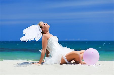 simsearch:400-04907285,k - Beautiful young  bride on the tropical beach Foto de stock - Super Valor sin royalties y Suscripción, Código: 400-04304749