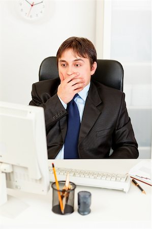 simsearch:400-04188055,k - Shocked businessman sitting at office desk and looking at computer monitor Stockbilder - Microstock & Abonnement, Bildnummer: 400-04305049