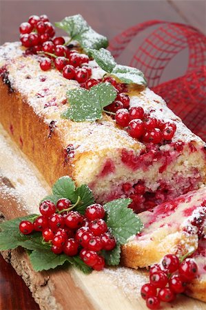 simsearch:400-07034479,k - Homemade sponge cake with fresh organic red currants and sugar icing Stock Photo - Budget Royalty-Free & Subscription, Code: 400-04305820