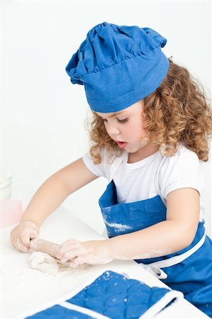 rolling over - Little girl baking in the kitchen at home Foto de stock - Super Valor sin royalties y Suscripción, Código: 400-04306462