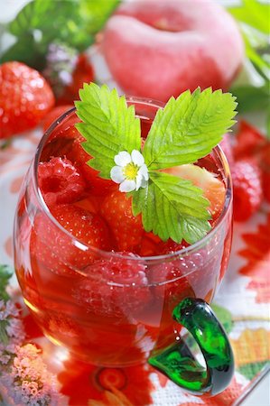 simsearch:400-03970821,k - Refreshing summer ice tea with fruits and herbs Foto de stock - Super Valor sin royalties y Suscripción, Código: 400-04306891