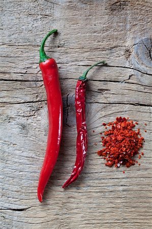 Fresh, dried and coarsely ground Red Chili Pepper on wooden board Photographie de stock - Aubaine LD & Abonnement, Code: 400-04308173