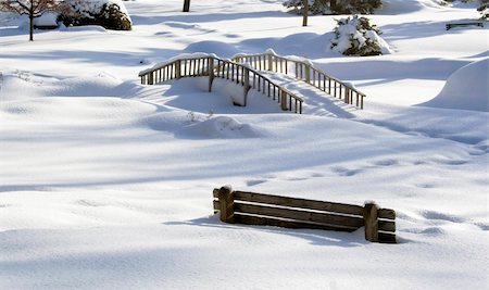 simsearch:400-05306863,k - Winter scene with bench and bridge in snow covered park Photographie de stock - Aubaine LD & Abonnement, Code: 400-04308262