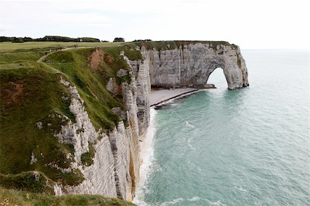 etretat - Spectacular cliffs and a natural arch, Etretat, Normandy, France Foto de stock - Royalty-Free Super Valor e Assinatura, Número: 400-04308302