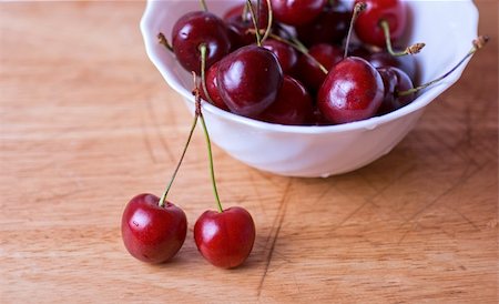 rice bowl - ripe cherries on the wood table Foto de stock - Super Valor sin royalties y Suscripción, Código: 400-04308514