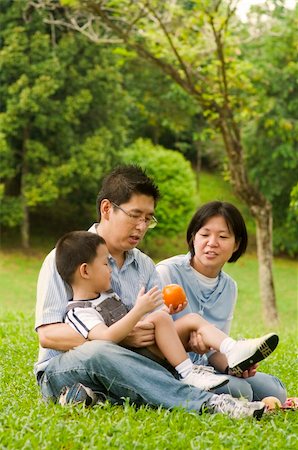 simsearch:400-04633809,k - Asian family having fun at outdoor Photographie de stock - Aubaine LD & Abonnement, Code: 400-04308525