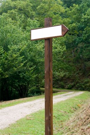 wood post with directional sign in natural setting Foto de stock - Royalty-Free Super Valor e Assinatura, Número: 400-04308704