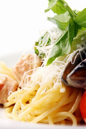 simsearch:400-04769812,k - Delicious Spaghetti and meat with cheese basil and mussels Stockbilder - Microstock & Abonnement, Bildnummer: 400-04309202