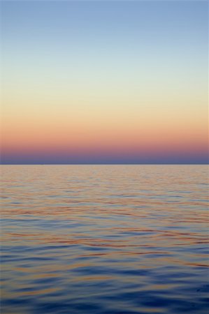 simsearch:400-04630070,k - Beautiful sunset sunrise over blue sea ocean in red  sky Foto de stock - Royalty-Free Super Valor e Assinatura, Número: 400-04309340