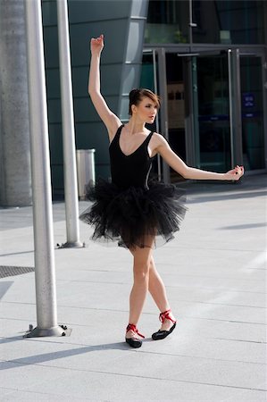 simsearch:400-04283453,k - beautiful young ballerina in black tutu taking a classic ballet pose outdoor near a moder building Foto de stock - Royalty-Free Super Valor e Assinatura, Número: 400-04300003