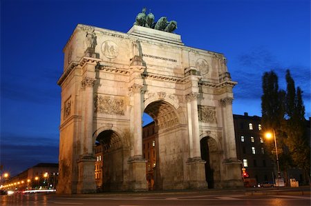 quadriga - The Siegestor Victory Gate in Munich is an arch crowned with a statue of Bavaria with a lion-quadriga Photographie de stock - Aubaine LD & Abonnement, Code: 400-04300040