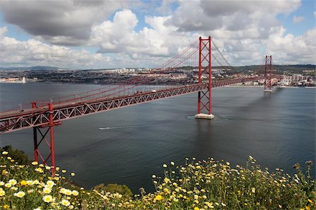 simsearch:400-06205783,k - The Ponte 25 de Abril in Lisbon connects the Portuguese capital with its southern suburbs Stock Photo - Budget Royalty-Free & Subscription, Code: 400-04300543