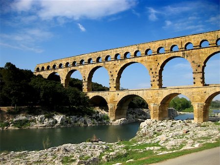 simsearch:400-04455773,k - Pont du Gard is an old Roman aqueduct, southern France near Nimes Foto de stock - Royalty-Free Super Valor e Assinatura, Número: 400-04300610