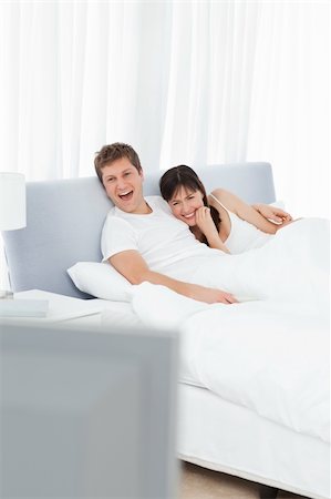 simsearch:400-04702706,k - Couple watching tv in their bed at home Stockbilder - Microstock & Abonnement, Bildnummer: 400-04300848