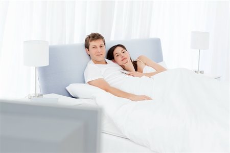 simsearch:400-04702706,k - Couple watching tv in their bed at home Stockbilder - Microstock & Abonnement, Bildnummer: 400-04300849