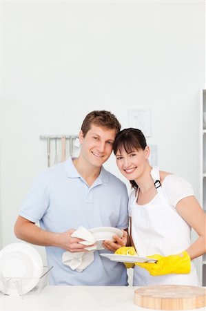 Couple washing dishes together in the kitchen Foto de stock - Super Valor sin royalties y Suscripción, Código: 400-04300864