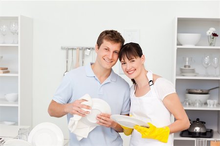 Couple washing dishes together in the kitchen Foto de stock - Super Valor sin royalties y Suscripción, Código: 400-04300863