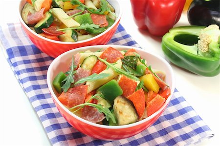 Penne salad with eggplant, zucchini, peppers, olives and rocket Foto de stock - Super Valor sin royalties y Suscripción, Código: 400-04300887