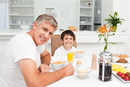 family eating computer - Father having his breakfast with his son at home Stock Photo - Budget Royalty-Free & Subscription, Code: 400-04300910