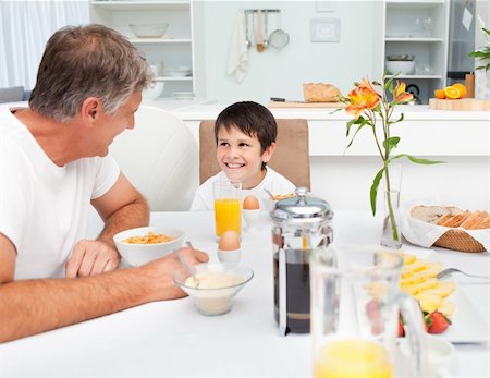 family eating computer - Father having his breakfast with his son at home Stock Photo - Budget Royalty-Free & Subscription, Code: 400-04300912