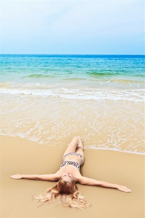 simsearch:400-04784271,k - Beautiful woman in bikini on the beach Fotografie stock - Microstock e Abbonamento, Codice: 400-04301441
