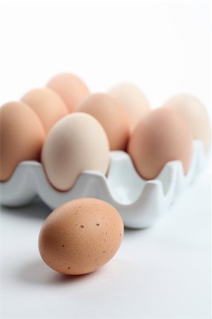 simsearch:400-04291976,k - Ceramic egg holder with brown chicken eggs. Shallow dof Photographie de stock - Aubaine LD & Abonnement, Code: 400-04301903