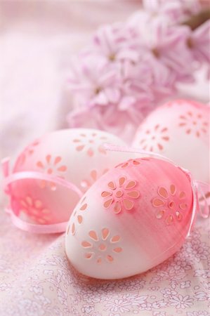 simsearch:400-04291976,k - Pink flowery Easter eggs on pink background with hyacinth. Shallow dof Photographie de stock - Aubaine LD & Abonnement, Code: 400-04301911