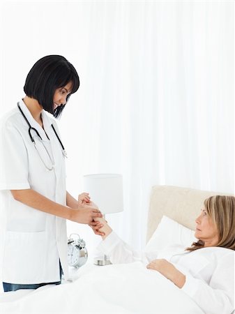 simsearch:400-04809124,k - Nurse taking the pulse of  her patient Stockbilder - Microstock & Abonnement, Bildnummer: 400-04302029