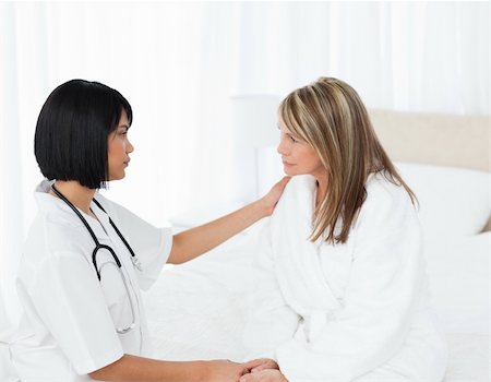 simsearch:400-04809124,k - Senior talking with her nurse Stockbilder - Microstock & Abonnement, Bildnummer: 400-04302045