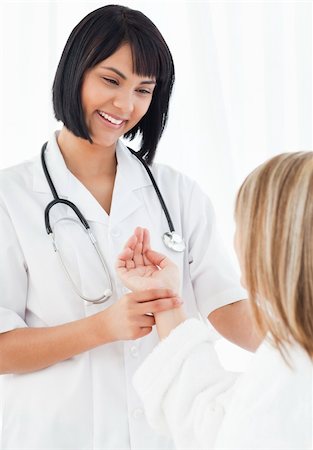 simsearch:400-04809124,k - Senior talking with her nurse Stockbilder - Microstock & Abonnement, Bildnummer: 400-04302050