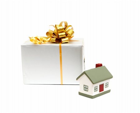 simsearch:400-04220963,k - House as a gift for you isolated on white Stockbilder - Microstock & Abonnement, Bildnummer: 400-04302384