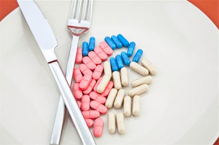 simsearch:825-05989844,k - Vitamin pills and capsules on plate with knife and fork, a meal of pills Foto de stock - Super Valor sin royalties y Suscripción, Código: 400-04302955