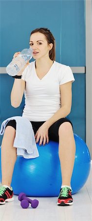 satisfied (thirst) - young woman drinking water at fitness workout training at sport club Foto de stock - Super Valor sin royalties y Suscripción, Código: 400-04303151