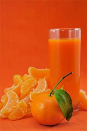 glass of tangerine juice on an orange background Foto de stock - Super Valor sin royalties y Suscripción, Código: 400-04303170
