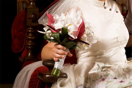 simsearch:400-05216412,k - Beautiful white bridal bouquet on wedding dress Photographie de stock - Aubaine LD & Abonnement, Code: 400-04303634