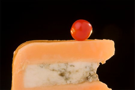 Gloucester cheese with Cheese blue slice on a black background with tomato. Photographie de stock - Aubaine LD & Abonnement, Code: 400-04314907