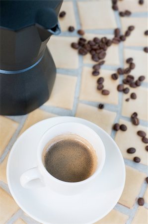 expresso maker - Shot of coffee maker, espresso machine on the table Foto de stock - Super Valor sin royalties y Suscripción, Código: 400-04315123