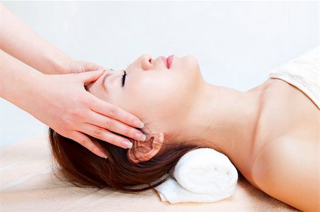 Beauty and Spa - Asian Girl having a massage on her head Foto de stock - Super Valor sin royalties y Suscripción, Código: 400-04315313