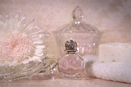 simsearch:400-04785257,k - Vintage perfume bottle with flower and soap Foto de stock - Royalty-Free Super Valor e Assinatura, Número: 400-04315360