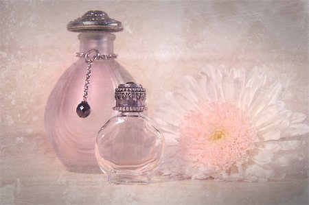 simsearch:400-04785257,k - Vintage perfume bottles with flower and soap Foto de stock - Royalty-Free Super Valor e Assinatura, Número: 400-04315361