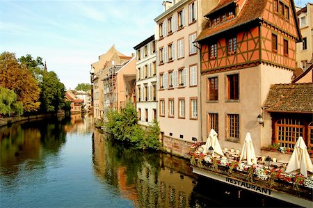 petite france - The river Ill in the Petite France - Strasbourg - France Foto de stock - Royalty-Free Super Valor e Assinatura, Número: 400-04315601