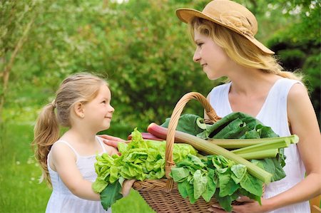 simsearch:400-04795754,k - Young woman and daughter with fresh vegetable Foto de stock - Royalty-Free Super Valor e Assinatura, Número: 400-04315823