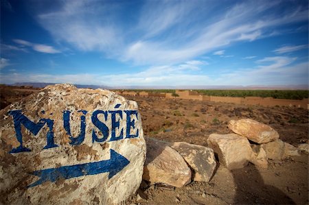 simsearch:400-05891783,k - Blue arrow and museum painted on a stone in a small desert village in the south of Morocco Photographie de stock - Aubaine LD & Abonnement, Code: 400-04316149