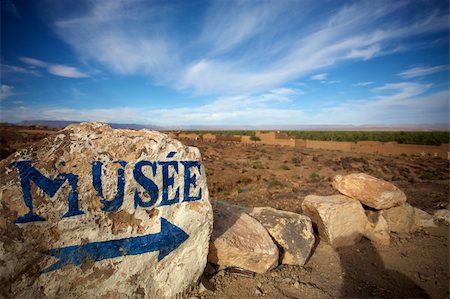 simsearch:400-04173986,k - Blue arrow and museum painted on a stone in a small desert village in the south of Morocco Foto de stock - Super Valor sin royalties y Suscripción, Código: 400-04316149