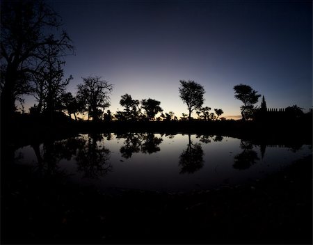 dogon - Early in the morning, sunrise in the Dogons Land on the lake and view on the mosque of the village. Photographie de stock - Aubaine LD & Abonnement, Code: 400-04316622