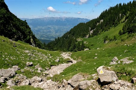 simsearch:400-05071386,k - a marked mountain trail in Bucegi Mountains, Romania Fotografie stock - Microstock e Abbonamento, Codice: 400-04316647